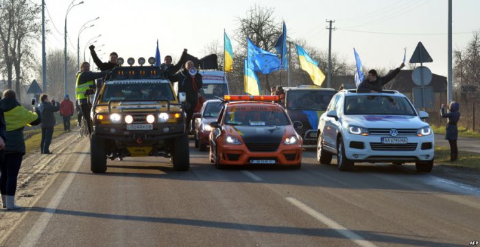 Лидера украинских коммунистов пытались сжечь в его автомобиле