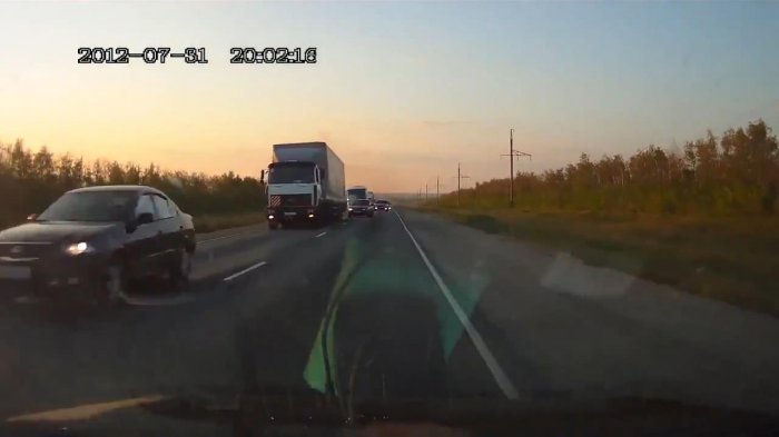 Колонна идиотов обгоняет фуры