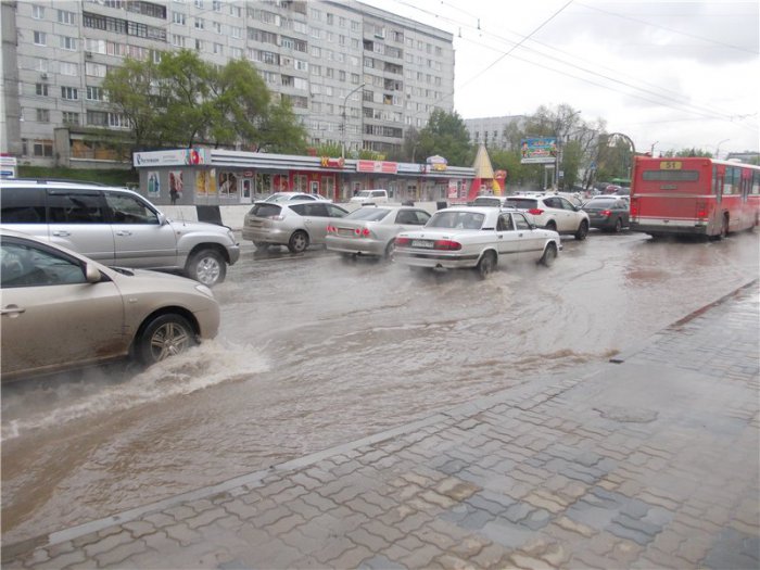 На Зените  кипяток залил проезжую часть