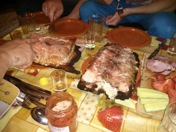 Необычный способ приготовления рыбы на гриле (8 фото)