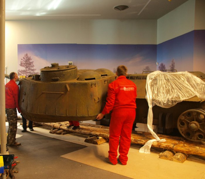Танк из пенопласта, поражающий своей достоверностью