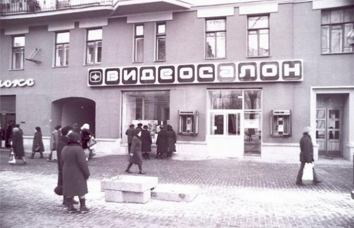 Шедевры кинематографа из первых видеосалонов СССР (43 фото)