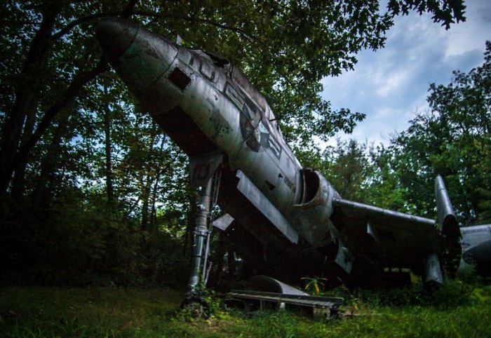 Заброшенная флотилия истребителей Второй мировой войны (14 фото)