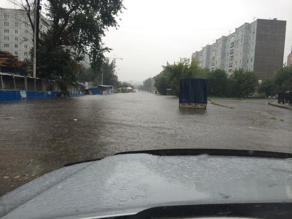 В Красноярске падают деревья, тонут машины и гаснет свет