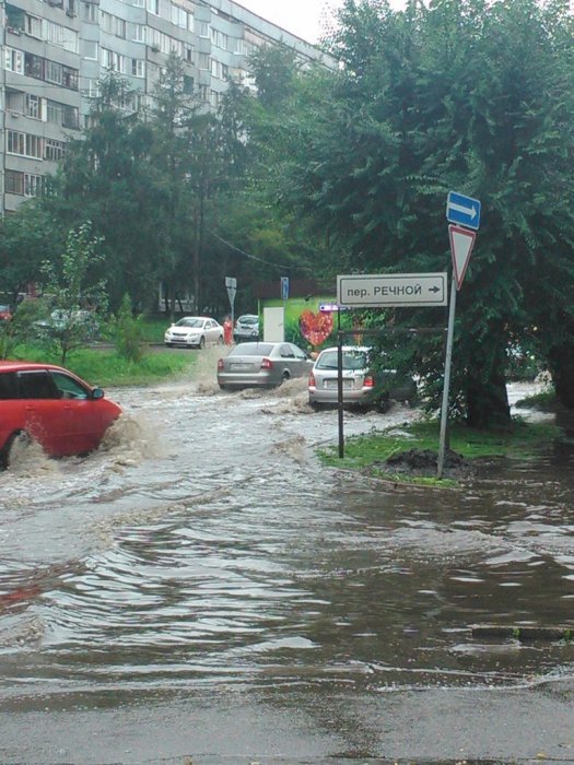 В Красноярске падают деревья, тонут машины и гаснет свет