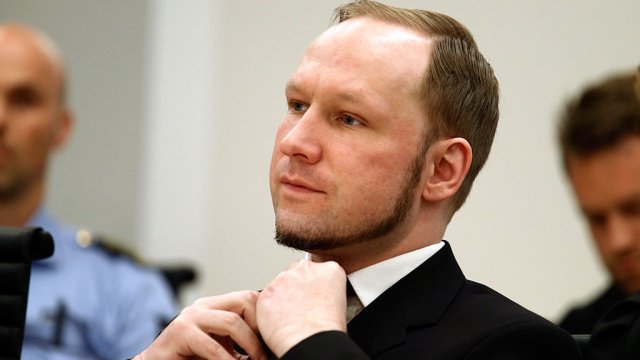 Брейвик отказался общаться с отцом, пока тот не запишется в фашисты Брейвик отказался общаться с отцом, пока тот не запишется в фашисты