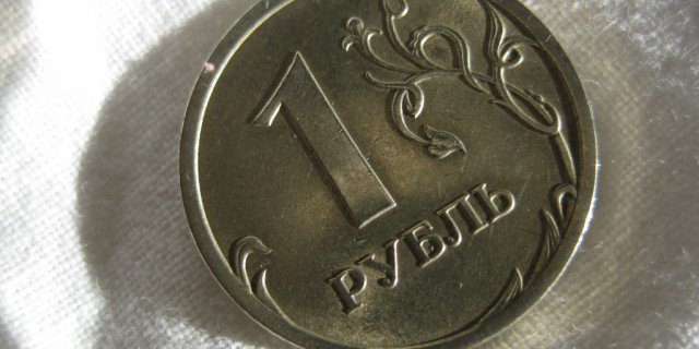 Низкие цены на нефть ослабили рубль