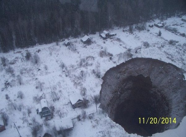 Фото провала в Соликамске