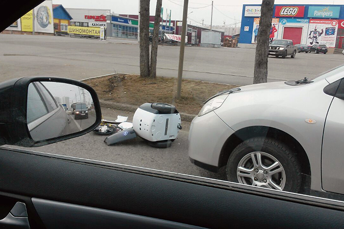 Попавший под колеса автомобиля робот выписан из красноярской «больницы» Попавший под колеса автомобиля робот выписан из красноярской «больницы»