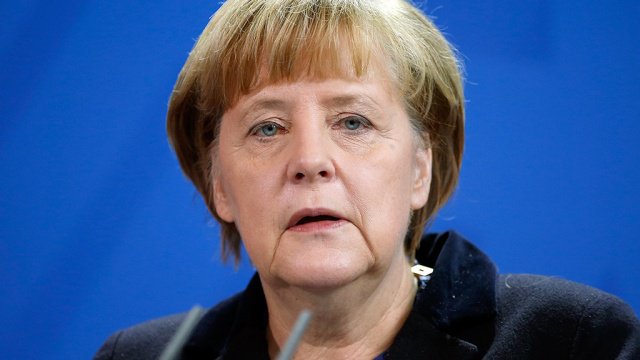 Депутат Европарламента предложил Меркель "закрыть рот"