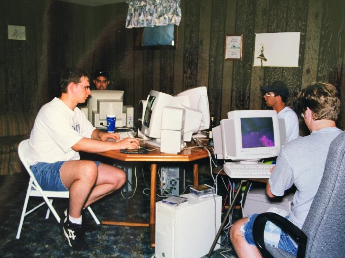 Quake II по локалке, типичная вечеринка, 1998 год.