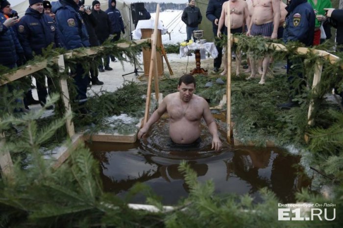 Фото дня. Губернатор в воде