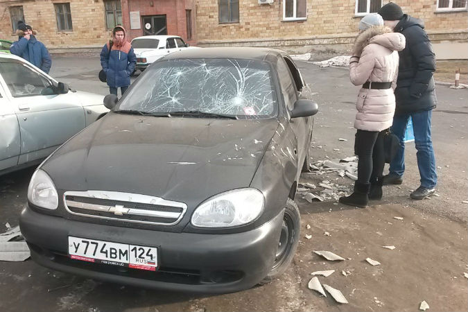 В Красноярске ураганный ветер сносит крыши и рекламные щиты