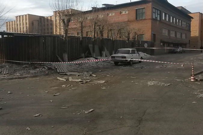 В Красноярске ураганный ветер сносит крыши и рекламные щиты