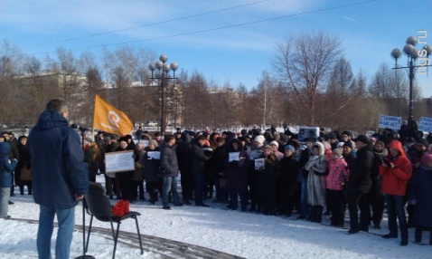 Митинг в память о Немцове закончился скандалом людей с плакатами «Россия за Путина» Митинг в память о Немцове закончился скандалом людей с плакатами «Россия за Путина»