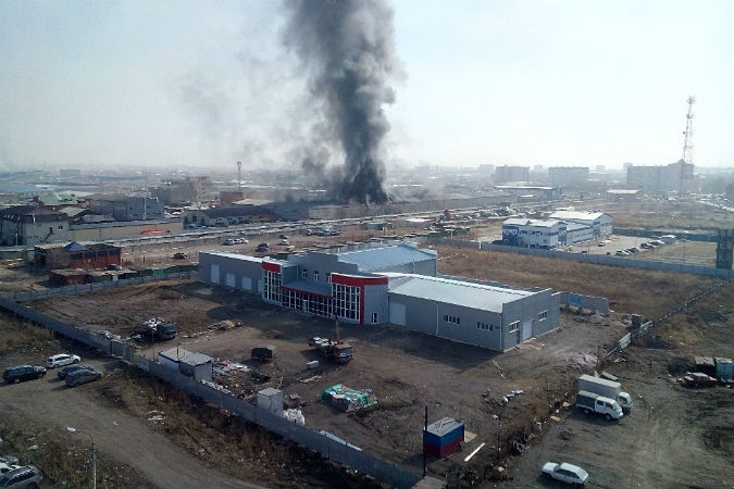 В Красноярске горит склад грузовой техники