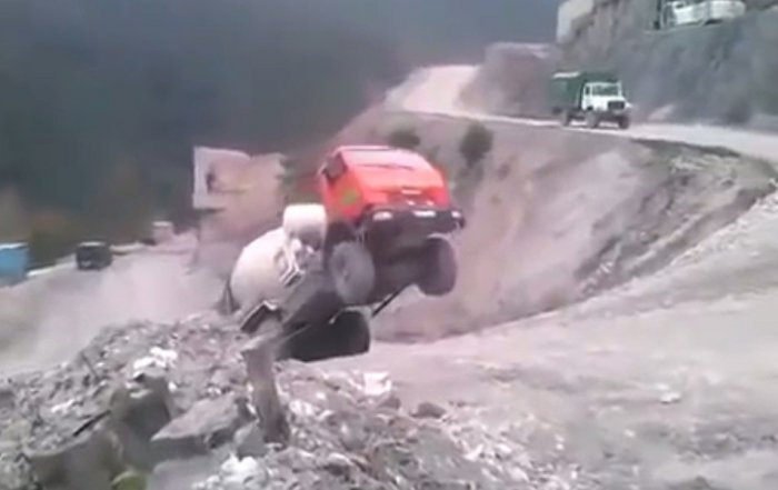 Водитель бетономешалки со стальными яйцами!