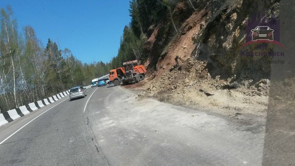 На Дивногорской трассе обрушился скальный грунт