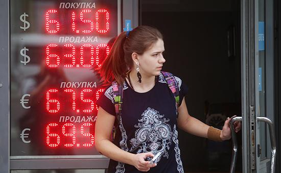 Биржевой курс доллара поднялся выше 63 руб
