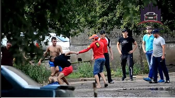 На улице Красноярска вооруженный конфликт перерос в драку