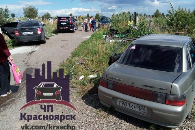 На красноярском кладбище прямо среди могил столкнулись две иномарки
