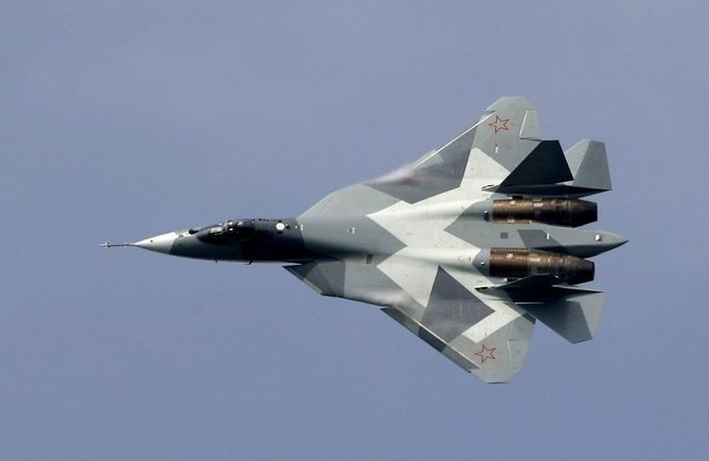 ПАК ФА впервые продемонстрировал фигуры высшего пилотажа на публике