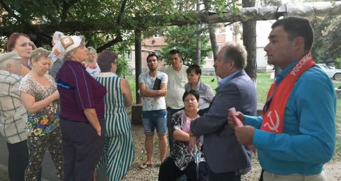 Толпы народа пришли на встречу с депутатом!
