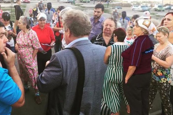 Толпы народа пришли на встречу с депутатом!