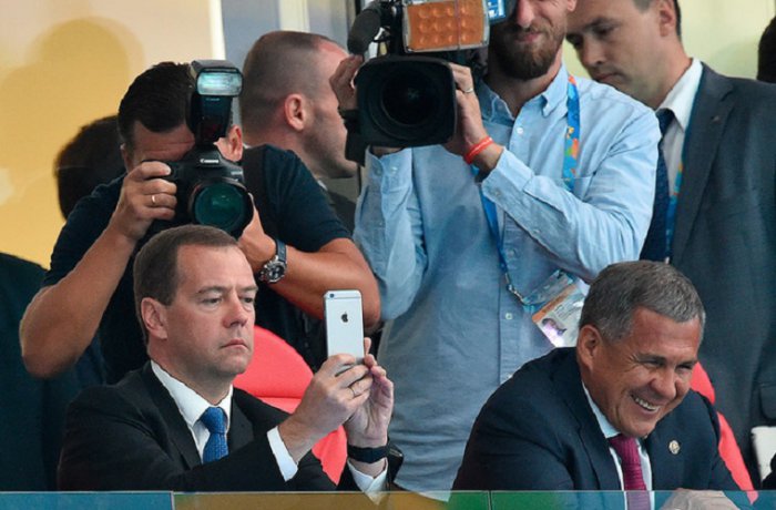  Медведев обменял российский смартфон на iPhone 6