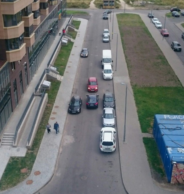 Две дамы не могут определить, кому уступать!