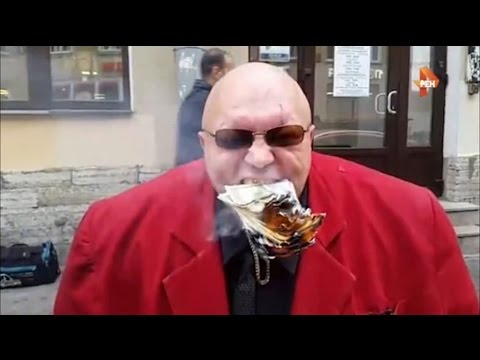  Стас Барецкий сжигает валюту