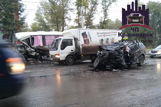 В Красноярске в результате столкновения пассажирского автобуса и внедорожника пострадали четыре человека
