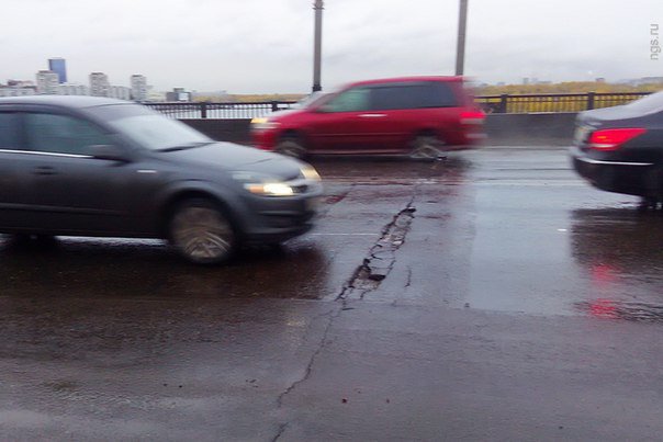 На Коммунальном мосту вновь появились глубокие трещины и ямы