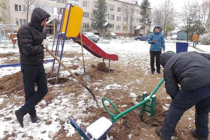 Не прошедший на выборах депутат отомстил избирателям, демонтировав установленную им детскую площадку