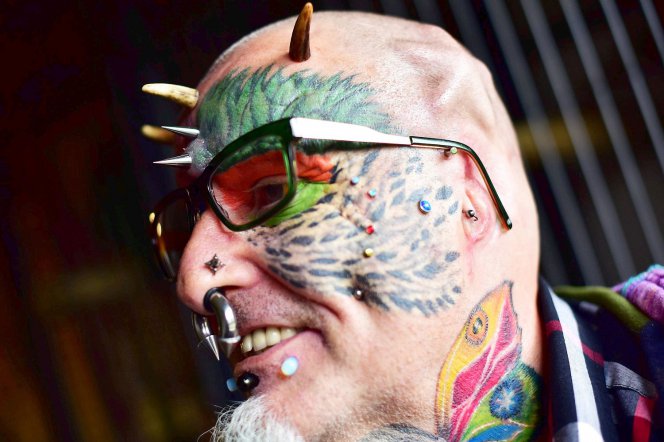 Человек-попугай отрезал себе уши Человек-попугай отрезал себе уши