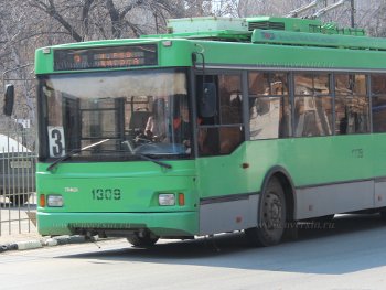 Троллейбус изменил маршрут после "голосования"!