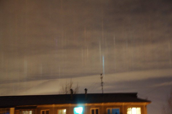 Красноярцы сняли десятки «световых столбов» над городом