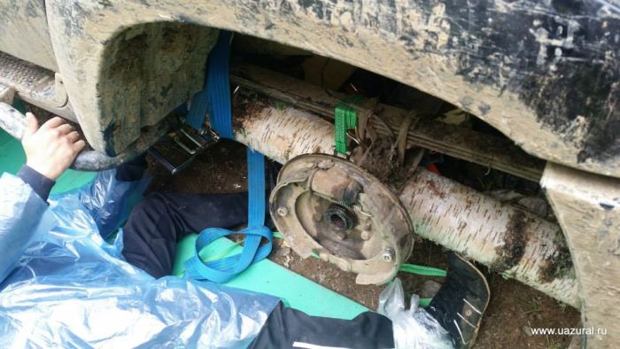 В Санкт-Петербурге вместо одного из колес автомобиля водитель использовал бревн
