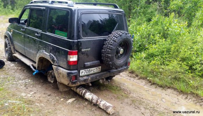 В Санкт-Петербурге вместо одного из колес автомобиля водитель использовал бревн