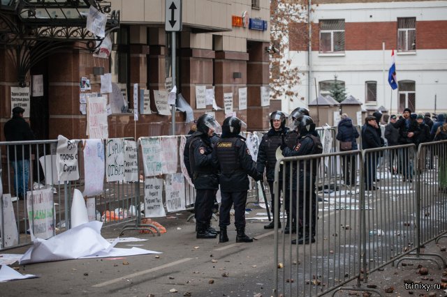 В Москве турецкое посольство забросали камнями и бутылкам