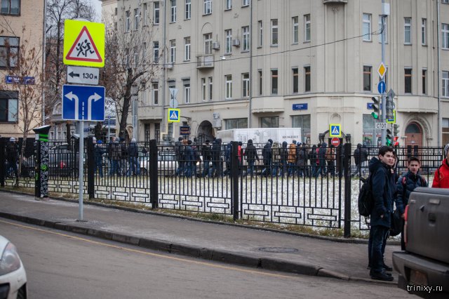 В Москве турецкое посольство забросали камнями и бутылкам
