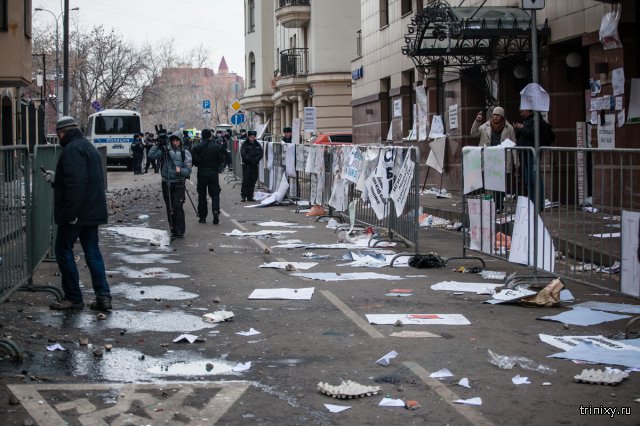 В Москве турецкое посольство забросали камнями и бутылкам