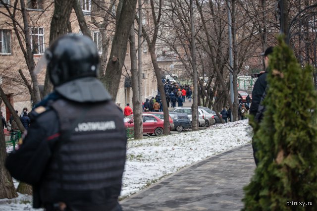 В Москве турецкое посольство забросали камнями и бутылкам