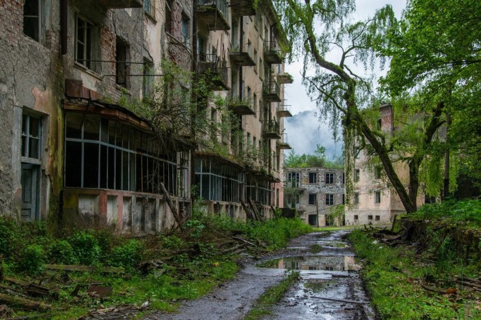 Ткварчели - город во власти природы