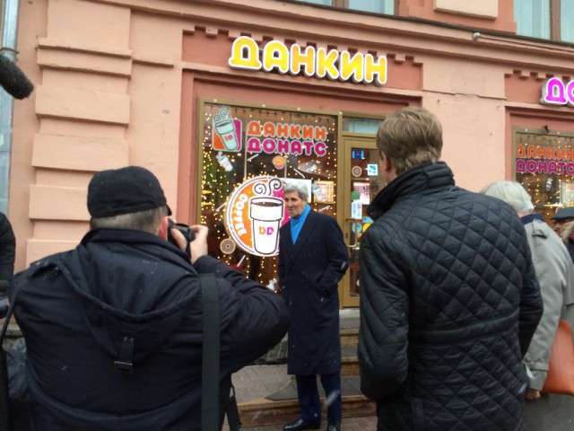 Джон Керри прогулялся по Арбату