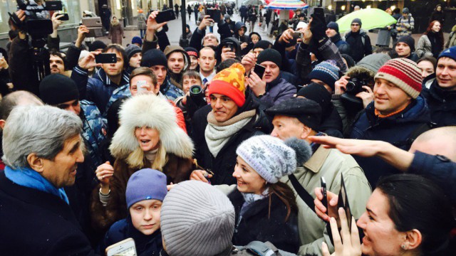 Джон Керри прогулялся по Арбату