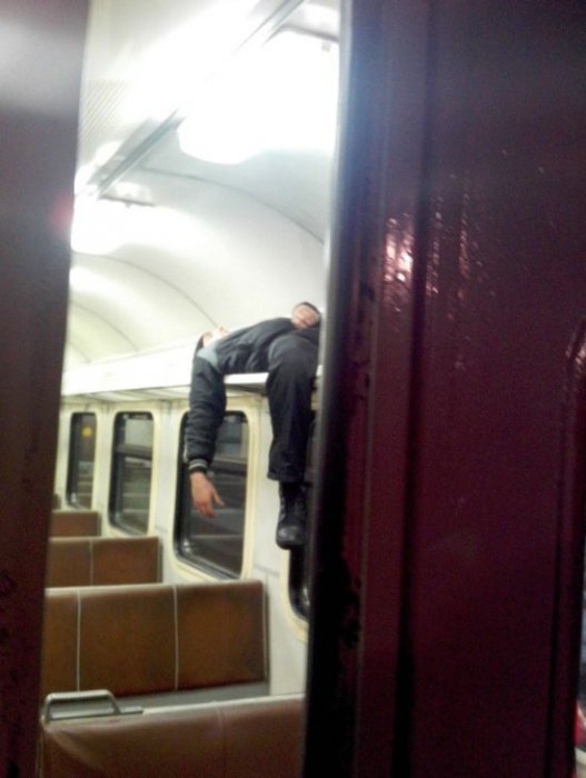 Подборка забавных фото из российских электричек
