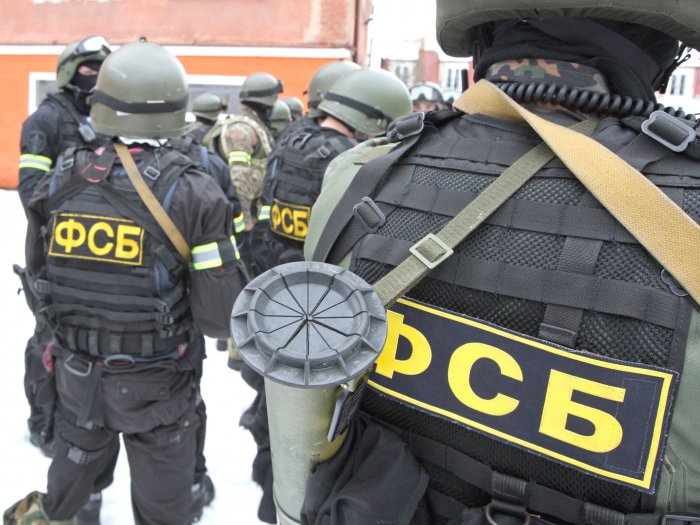 Госдума разрешила ФСБ применять оружие при скоплении людей и стрелять по женщинам и детям