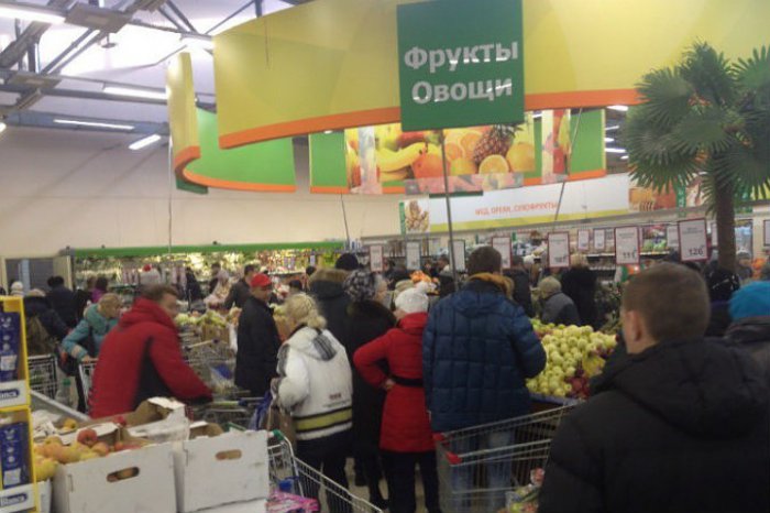 Предпраздничная суета в Красноярске: очереди в магазинах без конца и края