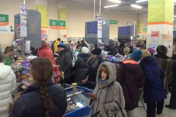 Предпраздничная суета в Красноярске: очереди в магазинах без конца и края